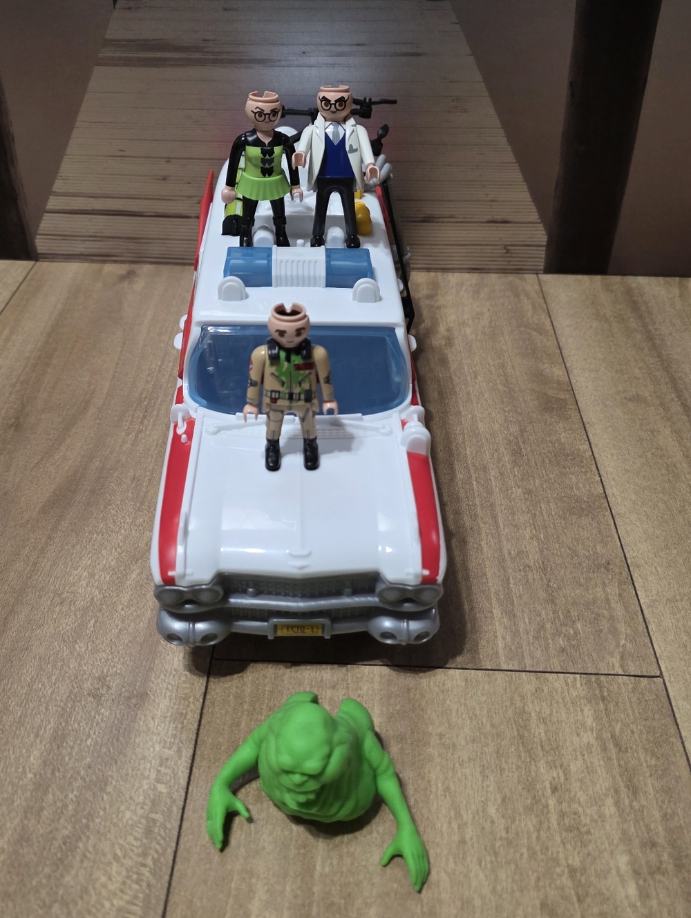 Ghostbusters Movie Ecto 1 Playset with Accessories Movie Toy 2020 - Picture 8 of 14